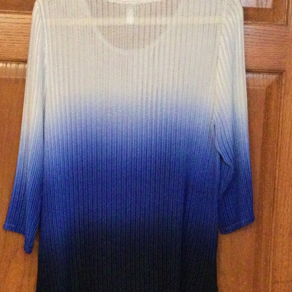Chico traveler top in various shades of blue. Size 2.